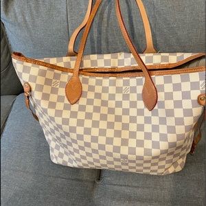 Ladies cream and navy shoulder bag with inside pocket & leather